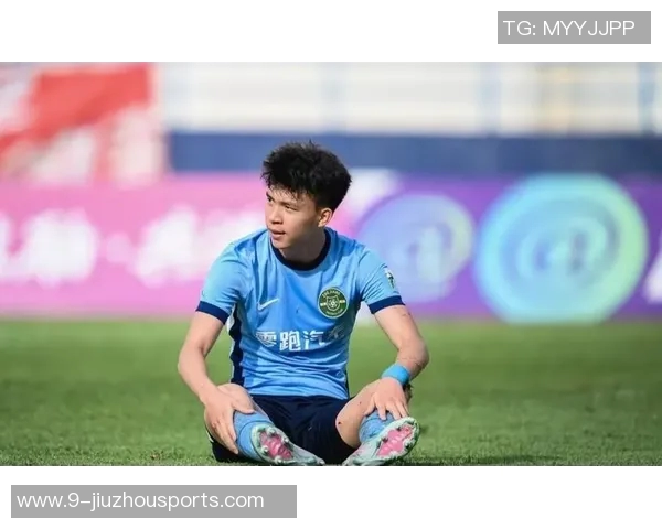 王钰栋热身赛遭泰国队飞踹重创痛苦倒地引发关注与担忧 王钰栋热身赛遭泰国队飞踹重创痛苦倒地引发关注与担忧