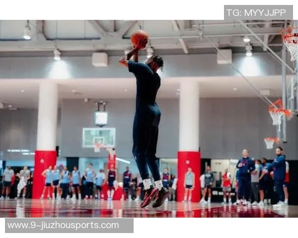 快船训练营首日盛况：灯泡组合同框小卡与比尔携手出击