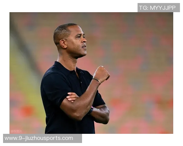 印尼主帅克鲁伊维特赛后情绪失控怒砸椅子眼眶泛红引发关注