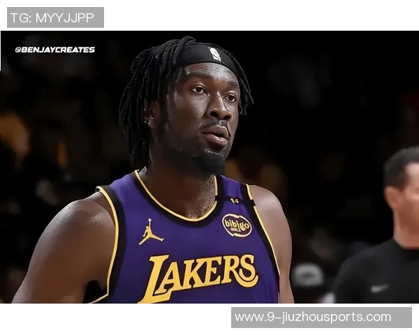 季前赛迎战湖人太阳队晒出布克马威帅气登机照引发关注