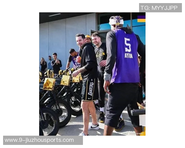 湖人队友收礼物东契奇去年圣诞节送卡丁车给独行侠全队