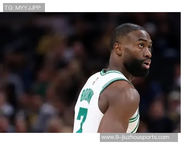 杰伦布朗半场表现平平12投仅4中贡献11分并抢下4个篮板