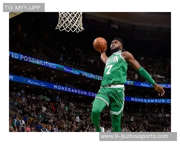 杰伦布朗半场高效得分27分继续展现超巨风采